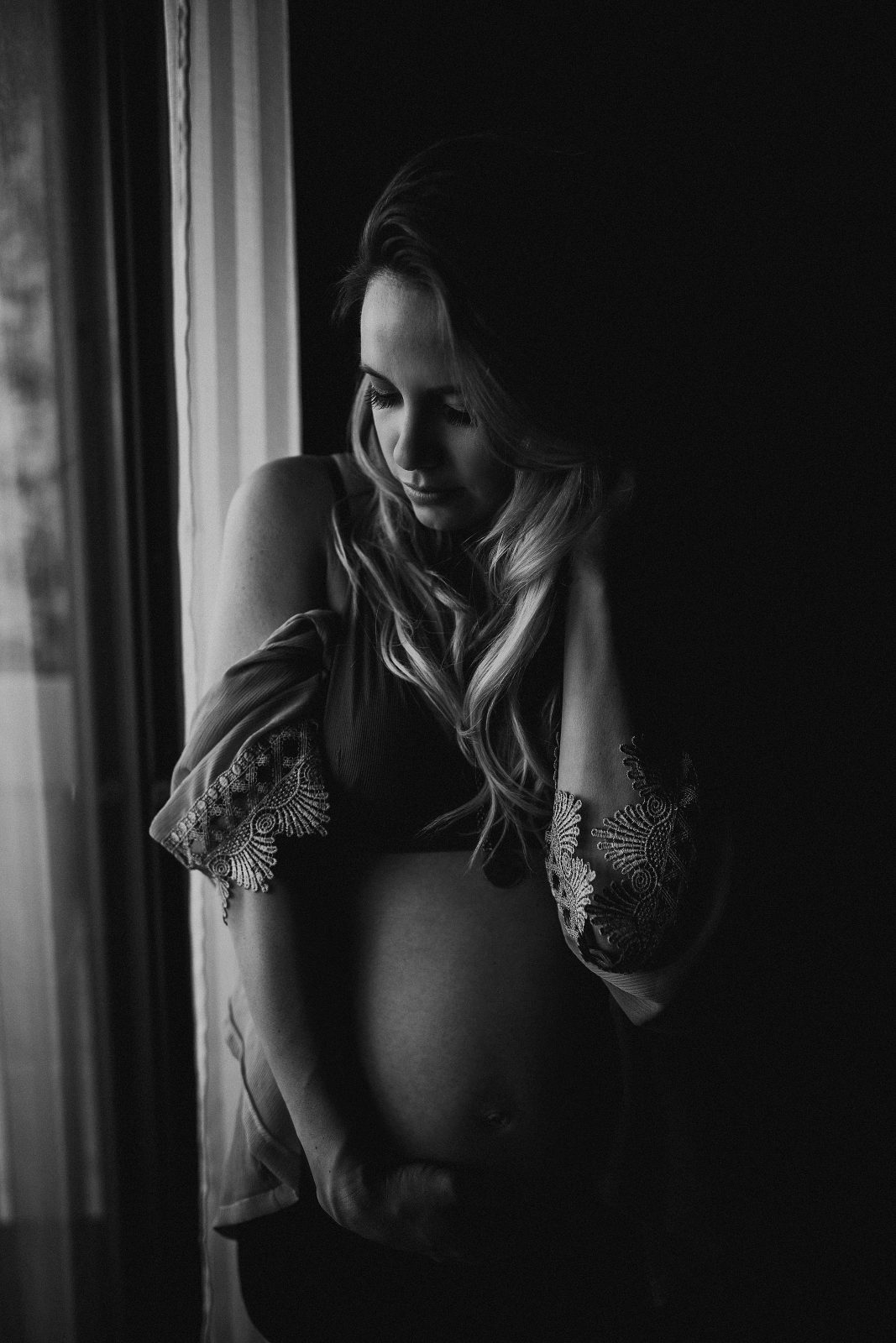 edmonton maternity photographer in home maternity session with cute couple