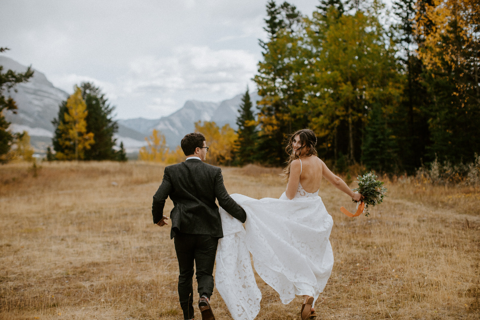 Couple runs away in the mountains of canmore to elope